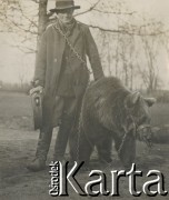 1930-1940, miejsce nieznane, Polska.
Mężczyzna z niedźwiedziem.
Fot. NN, kolekcja rodziny Walińskich, zbiory Fundacji Ośrodka KARTA