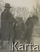 1930-1940, miejsce nieznane, Polska.
Mężczyzna z niedźwiedziami.
Fot. NN, kolekcja rodziny Walińskich, zbiory Fundacji Ośrodka KARTA