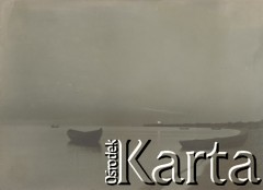 1930-1940, Hel, Polska.
Krajobraz. Łódki na morzu.
Fot. NN, kolekcja rodziny Walińskich, zbiory Fundacji Ośrodka KARTA