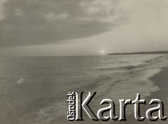 1930-1940, Hel, Polska.
Brzeg morza.
Fot. NN, kolekcja rodziny Walińskich, zbiory Fundacji Ośrodka KARTA