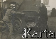 1930-1940, miejsce nieznane, Polska.
Kobieta i mężczyzna przy samochodzie.
Fot. NN, kolekcja rodziny Walińskich, zbiory Fundacji Ośrodka KARTA