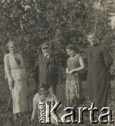 1930-1940, miejsce nieznane, Polska.
Portret grupowy w parku.
Fot. NN, kolekcja rodziny Walińskich, zbiory Fundacji Ośrodka KARTA
