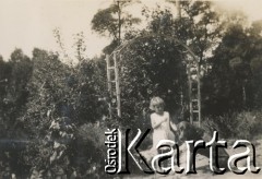 1930-1940, miejsce nieznane, Polska.
Dziewczynka z psem.
Fot. NN, kolekcja rodziny Walińskich, zbiory Fundacji Ośrodka KARTA