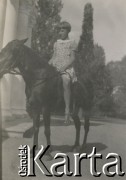 1930-1940, miejsce nieznane, Polska.
Dziewczynka na koniu.
Fot. NN, kolekcja rodziny Walińskich, zbiory Fundacji Ośrodka KARTA