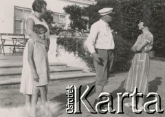 1930-1940, Sokola Góra, Polska.
Spotkanie przed dworem.
Fot. NN, kolekcja rodziny Walińskich, zbiory Fundacji Ośrodka KARTA
