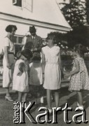 1930-1940, Sokola Góra, Polska.
Spotkanie przed dworem.
Fot. NN, kolekcja rodziny Walińskich, zbiory Fundacji Ośrodka KARTA