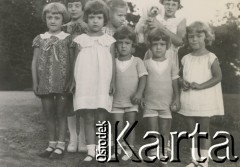 1930-1940, miejsce nieznane, Polska.
Portret grupowy. Dzieci.
Fot. NN, kolekcja rodziny Walińskich, zbiory Fundacji Ośrodka KARTA