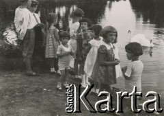 1930-1940, miejsce nieznane, Polska.
Dzieci nad jeziorem.
Fot. NN, kolekcja rodziny Walińskich, zbiory Fundacji Ośrodka KARTA