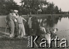 1930-1940, miejsce nieznane, Polska.
Łowienie ryb w jeziorze.
Fot. NN, kolekcja rodziny Walińskich, zbiory Fundacji Ośrodka KARTA