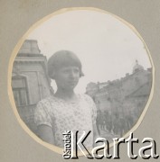 1930-1940, miejsce nieznane, Polska.
Dziewczynka. W tle miasto.
Fot. NN, kolekcja rodziny Walińskich, zbiory Fundacji Ośrodka KARTA