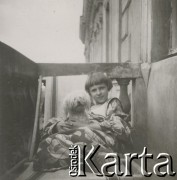 1930-1940, miejsce nieznane, Polska.
Dziewczynka z psem na balkonie.
Fot. NN, kolekcja rodziny Walińskich, zbiory Fundacji Ośrodka KARTA