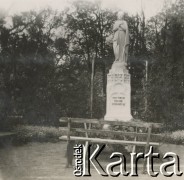 1930-1940, miejsce nieznane, Polska.
Figura Maryi.
Fot. NN, kolekcja rodziny Walińskich, zbiory Fundacji Ośrodka KARTA