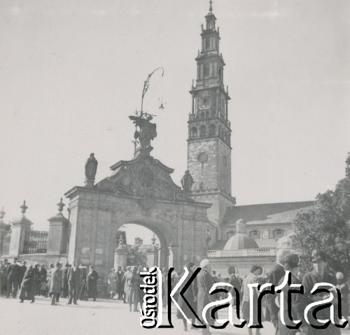 1930-1940, Jasna Góra, Polska.
Pielgrzymka. Sanktuarium Matki Bożej Częstochowskiej.
Fot. NN, kolekcja rodziny Walińskich, zbiory Fundacji Ośrodka KARTA