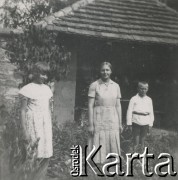 1930-1940, miejsce nieznane, Polska.
Portret w ogrodzie.
Fot. NN, kolekcja rodziny Walińskich, zbiory Fundacji Ośrodka KARTA