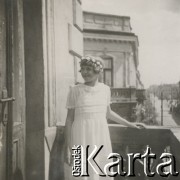 1930-1940, miejsce nieznane, Polska.
Dziewczynka w stroju komunijnym. W tle miasto.
Fot. NN, kolekcja rodziny Walińskich, zbiory Fundacji Ośrodka KARTA