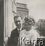 1930-1940, miejsce nieznane, Polska.
Mężczyzna i dziewczynka w stroju komunijnym. W tle miasto.
Fot. NN, kolekcja rodziny Walińskich, zbiory Fundacji Ośrodka KARTA