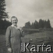 1930-1940, miejsce nieznane, Polska.
Kobieta w parku.
Fot. NN, kolekcja rodziny Walińskich, zbiory Fundacji Ośrodka KARTA