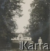 1930-1940, Sokola Góra, Polska.
Dziewczynka w ogrodzie. W tle dwór.
Fot. NN, kolekcja rodziny Walińskich, zbiory Fundacji Ośrodka KARTA
