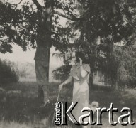 1930-1940, miejsce nieznane, Polska.
Kobieta i mężczyzna na spacerze z psem.
Fot. NN, kolekcja rodziny Walińskich, zbiory Fundacji Ośrodka KARTA
