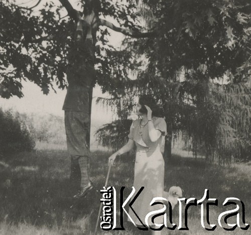 1930-1940, miejsce nieznane, Polska.
Kobieta i mężczyzna na spacerze z psem.
Fot. NN, kolekcja rodziny Walińskich, zbiory Fundacji Ośrodka KARTA