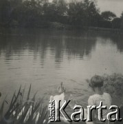 1930-1940, Jarantów, Polska.
Dziewczynka nad stawem.
Fot. NN, kolekcja rodziny Walińskich, zbiory Fundacji Ośrodka KARTA