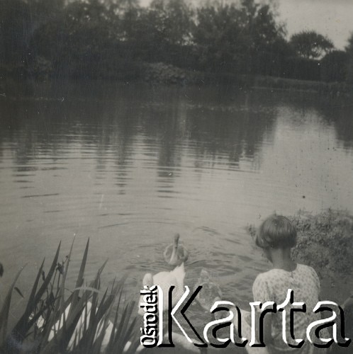 1930-1940, Jarantów, Polska.
Dziewczynka nad stawem.
Fot. NN, kolekcja rodziny Walińskich, zbiory Fundacji Ośrodka KARTA