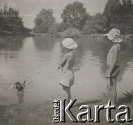 1930-1940, miejsce nieznane, Polska.
Dzieci nad jeziorem. W wodzie pływa pies.
Fot. NN, kolekcja rodziny Walińskich, zbiory Fundacji Ośrodka KARTA