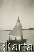 1930-1940, Zatoka Gdańska, Polska.
Łódka na morzu.
Fot. NN, kolekcja rodziny Walińskich, zbiory Fundacji Ośrodka KARTA