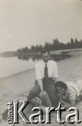 1930-1940, Gdańsk, Polska.
Mężczyzna i kobiety na plaży.
Fot. NN, kolekcja rodziny Walińskich, zbiory Fundacji Ośrodka KARTA