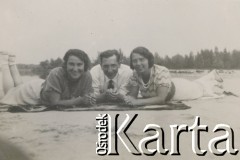 1930-1940, miejsce nieznane, Polska.
Kobiety. Leżą na sianie. W tle budynki.
Fot. NN, kolekcja rodziny Walińskich, zbiory Fundacji Ośrodka KARTA
