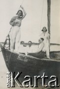 1930-1940, Gdańsk, Polska.
Portret w zacumowanej łodzi.
Fot. NN, kolekcja rodziny Walińskich, zbiory Fundacji Ośrodka KARTA