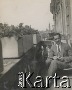 1930-1940, miejsce nieznane, Polska.
Mężczyzna na balkonie.
Fot. NN, kolekcja rodziny Walińskich, zbiory Fundacji Ośrodka KARTA