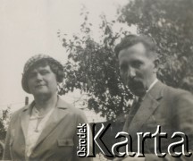 1930-1940, miejsce nieznane, Polska.
Kobieta i mężczyzna.
Fot. NN, kolekcja rodziny Walińskich, zbiory Fundacji Ośrodka KARTA