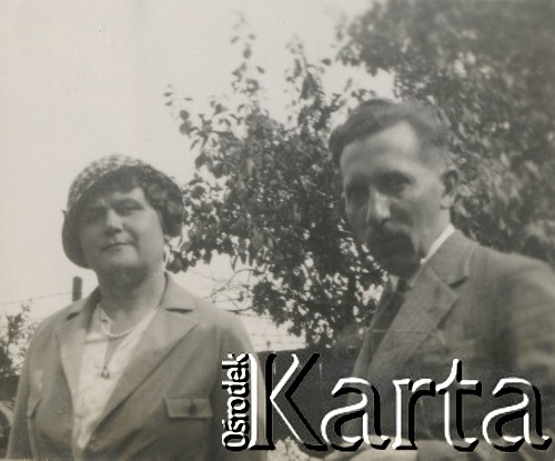 1930-1940, miejsce nieznane, Polska.
Kobieta i mężczyzna.
Fot. NN, kolekcja rodziny Walińskich, zbiory Fundacji Ośrodka KARTA