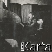 1930-1940, miejsce nieznane, Polska.
Mężczyzna przy pianinie.
Fot. NN, kolekcja rodziny Walińskich, zbiory Fundacji Ośrodka KARTA