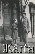 1930-1940, miejsce nieznane, Polska.
Kobieta i dziewczynka na ulicy.
Fot. NN, kolekcja rodziny Walińskich, zbiory Fundacji Ośrodka KARTA