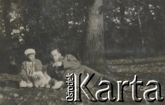 1930-1940, miejsce nieznane, Polska.
Las. Mężczyzna, dziewczynka i pies.
Fot. NN, kolekcja rodziny Walińskich, zbiory Fundacji Ośrodka KARTA