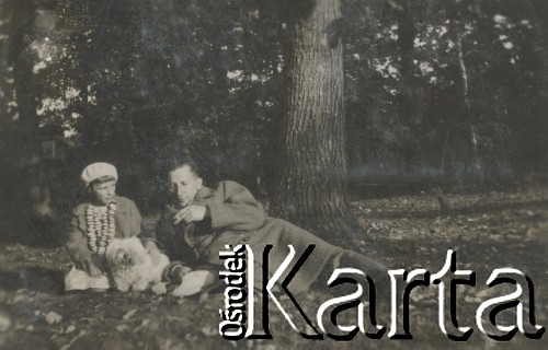 1930-1940, miejsce nieznane, Polska.
Las. Mężczyzna, dziewczynka i pies.
Fot. NN, kolekcja rodziny Walińskich, zbiory Fundacji Ośrodka KARTA