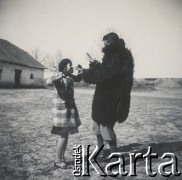 1930-1940, miejsce nieznane, Polska.
Wieś. Mężczyzna i dziewczynka.
Fot. NN, kolekcja rodziny Walińskich, zbiory Fundacji Ośrodka KARTA