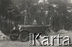 1930-1940, miejsce nieznane, Polska.
W trasie. Męzczyzna i dziewczynka w samochodzie.
Fot. NN, kolekcja rodziny Walińskich, zbiory Fundacji Ośrodka KARTA