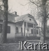 1930-1940, miejsce nieznane, Polska.
Dwór.
Fot. NN, kolekcja rodziny Walińskich, zbiory Fundacji Ośrodka KARTA
