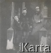 1930-1940, miejsce nieznane, Polska.
Portret grupowy przed wejściem do budynku.
Fot. NN, kolekcja rodziny Walińskich, zbiory Fundacji Ośrodka KARTA