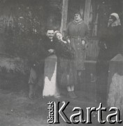 1930-1940, miejsce nieznane, Polska.
Portret grupowy przed wejściem do budynku.
Fot. NN, kolekcja rodziny Walińskich, zbiory Fundacji Ośrodka KARTA