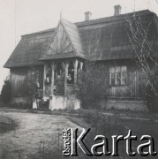 1930-1940, miejsce nieznane, Polska.
Budynek. Przy wejściu stoją ludzie.
Fot. NN, kolekcja rodziny Walińskich, zbiory Fundacji Ośrodka KARTA