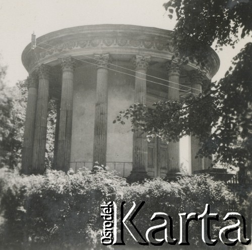 1930-1940, Puławy, Polska.
Świątynia Sybilli.
Fot. NN, kolekcja rodziny Walińskich, zbiory Fundacji Ośrodka KARTA