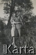 1930-1940, miejsce nieznane, Polska.
Mężczyzna i dziewczynka w ogrodzie.
Fot. NN, kolekcja rodziny Walińskich, zbiory Fundacji Ośrodka KARTA