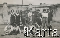 1930-1940, miejsce nieznane, Polska.
Portret grupowy. Dzieci z opiekunką.
Fot. NN, kolekcja rodziny Walińskich, zbiory Fundacji Ośrodka KARTA