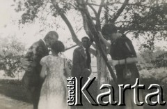 1930-1940, miejsce nieznane, Polska.
Czas wolny w sadzie.
Fot. NN, kolekcja rodziny Walińskich, zbiory Fundacji Ośrodka KARTA