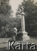 1930-1940, miejsce nieznane, Polska.
Dziewczynka. Składa kwiaty przy figurze Matki Bożej.
Fot. NN, kolekcja rodziny Walińskich, zbiory Fundacji Ośrodka KARTA