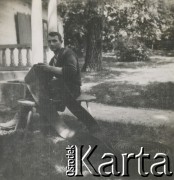 1930-1940, miejsce nieznane, Polska.
Mężczyzna siedzi na ławce obok budynku. Trzyma gumową taśmę.
Fot. NN, kolekcja rodziny Walińskich, zbiory Fundacji Ośrodka KARTA